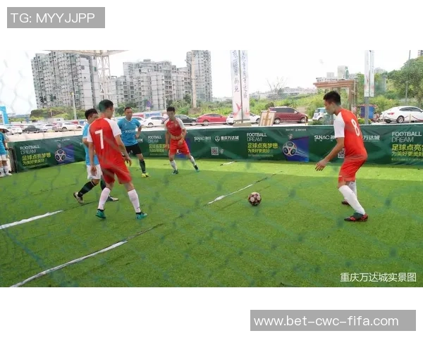 激情四溢的绿茵场上足球赛的激烈对决与球迷的热情呐喊